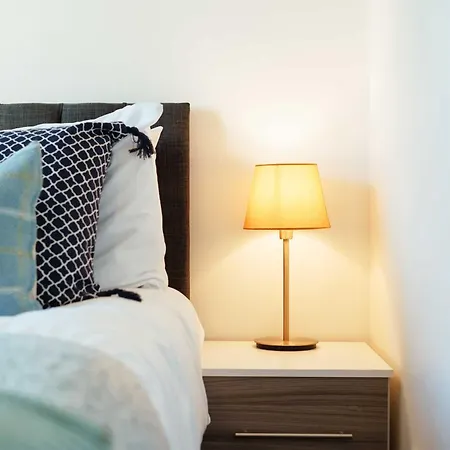 Burden Close Two Bedroom House With Garden بيت للعطل *