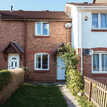 Burden Close Two Bedroom House With Garden بيت للعطل *