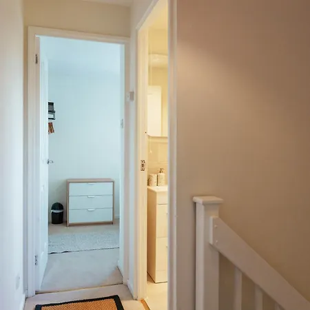 Burden Close Two Bedroom House With Garden Ferienhaus