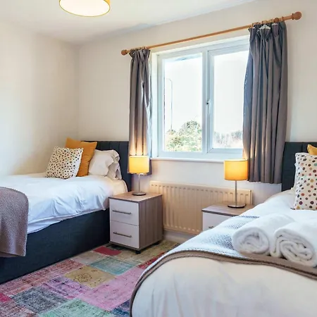 Burden Close Two Bedroom House With Garden Ferienhaus *